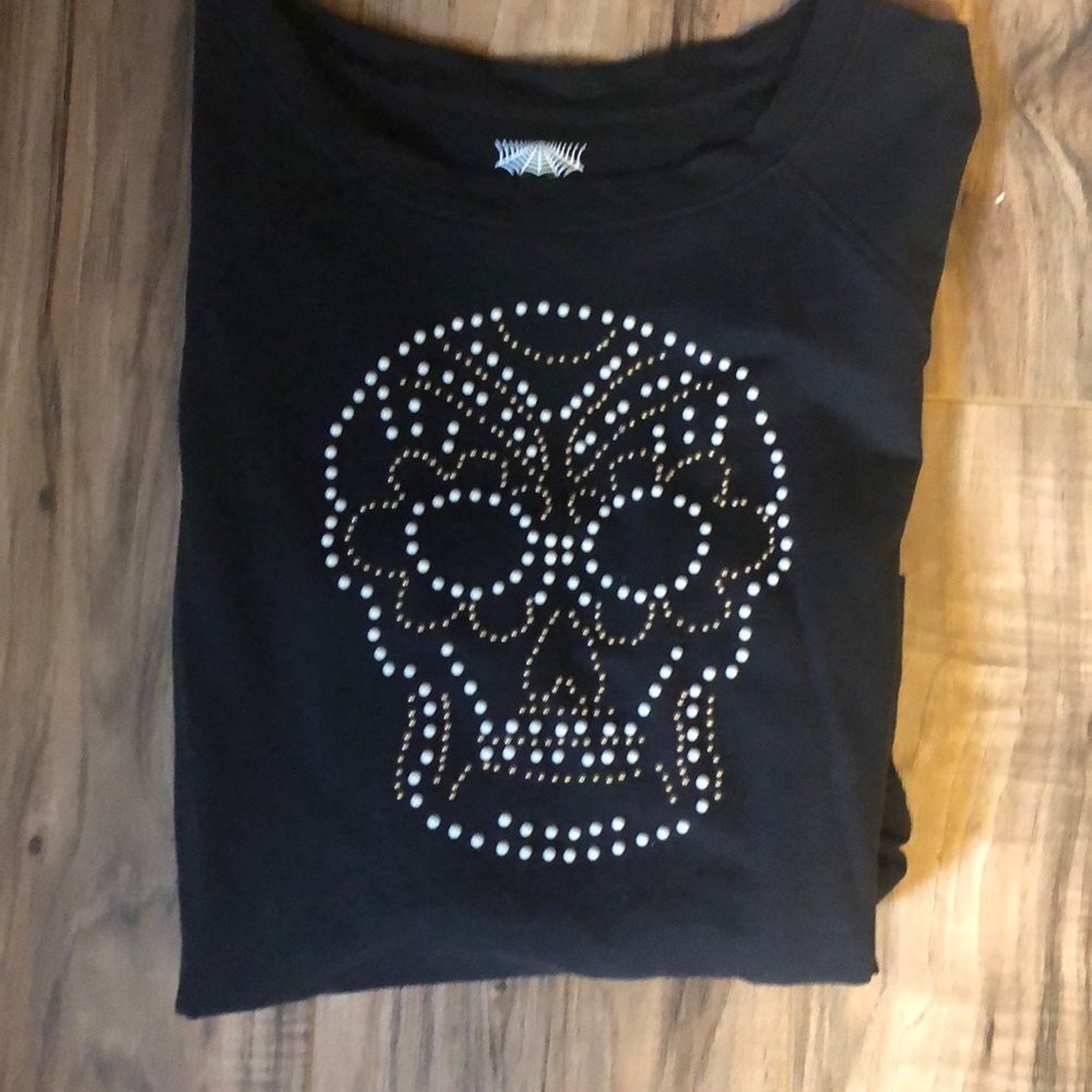 Like new black long sleeve skull sweatshirt
